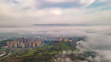 4K延时云雾缭绕城市建筑天空自然风景视频的预览图